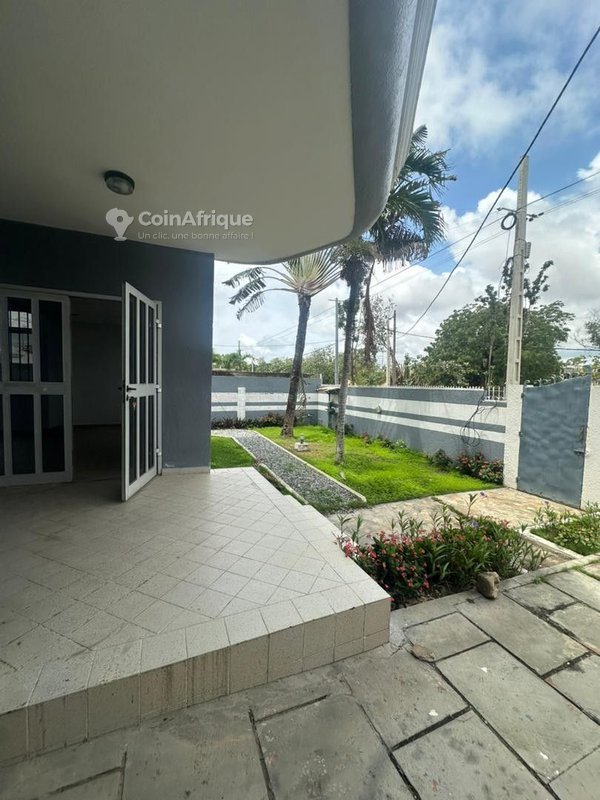 Villa duplex de 4 chambres avec jardin et titre foncier