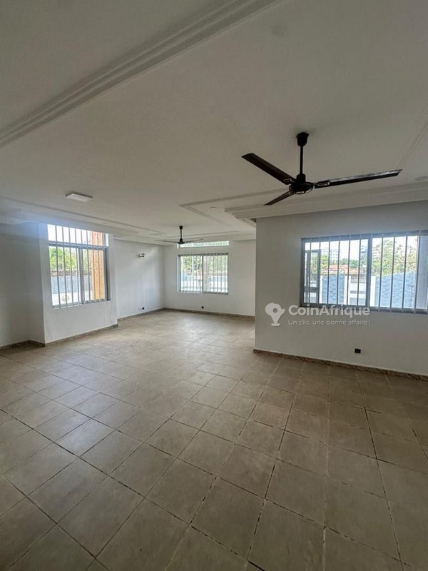 Villa duplex de 4 chambres avec jardin et titre foncier