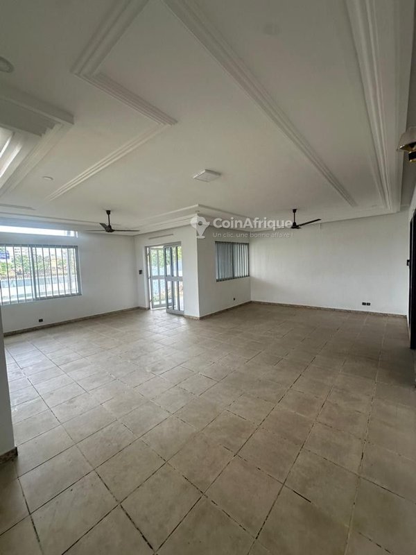 Villa duplex de 4 chambres avec jardin et titre foncier
