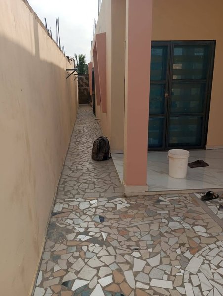 Maison spacieuse de 2 chambres avec garage double et sécurité renforcée