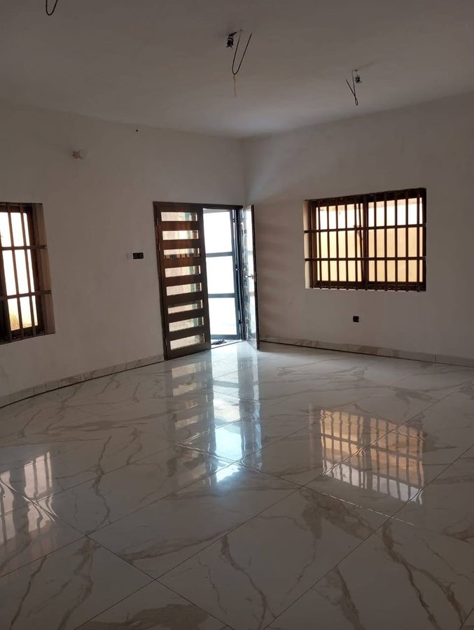 Maison spacieuse de 2 chambres avec garage double et sécurité renforcée