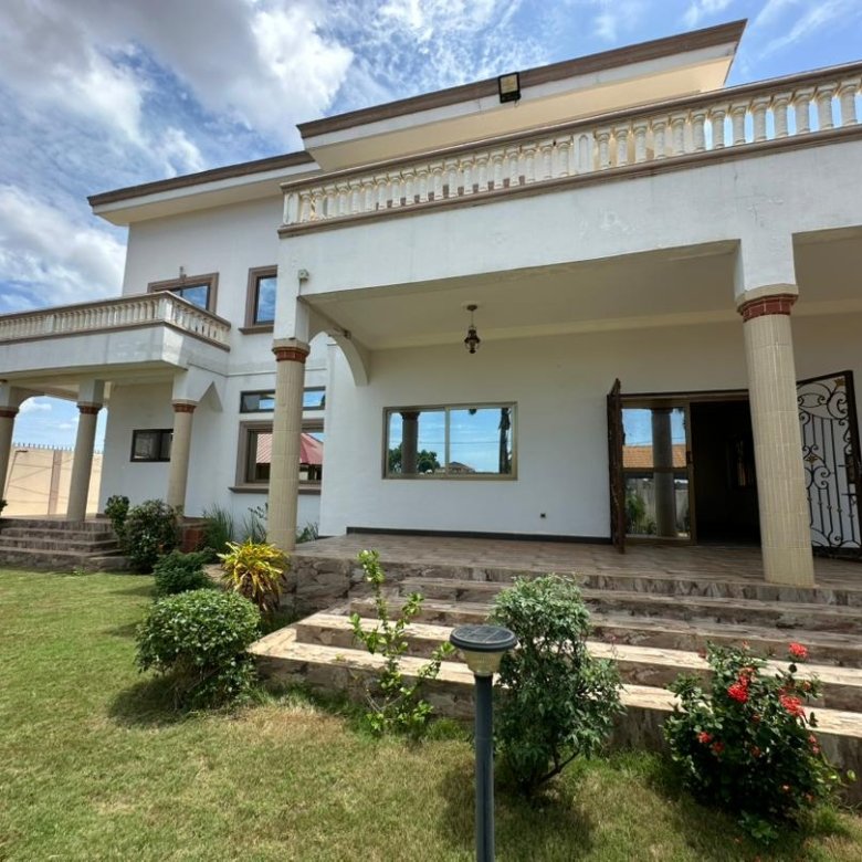 Villa luxueuse de 4 pièces avec titre foncier et grand espace extérieur