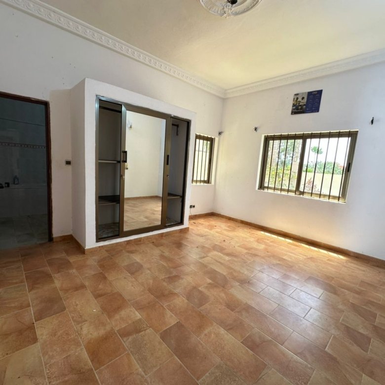 Villa luxueuse de 4 pièces avec titre foncier et grand espace extérieur