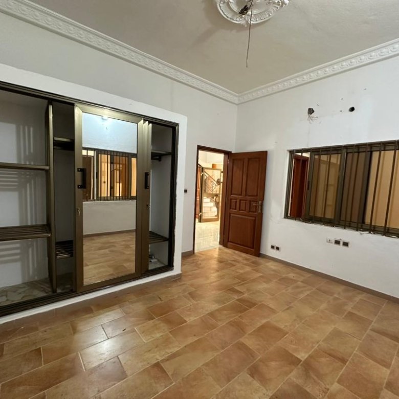 Villa luxueuse de 4 pièces avec titre foncier et grand espace extérieur
