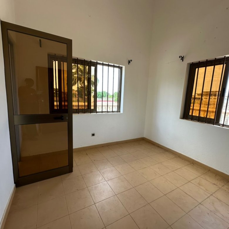 Villa luxueuse de 4 pièces avec titre foncier et grand espace extérieur