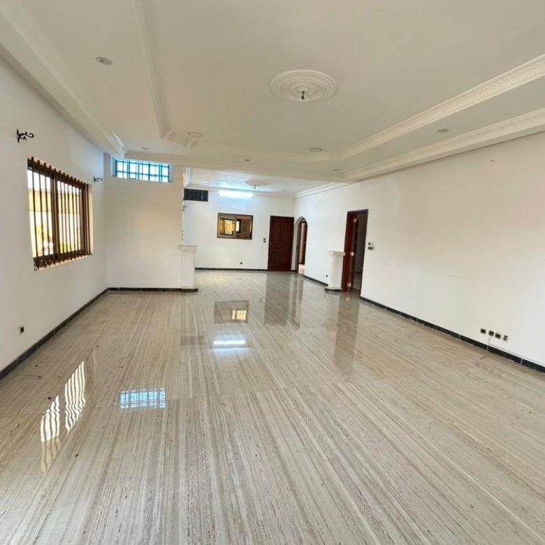 Villa luxueuse de 4 pièces avec titre foncier et grand espace extérieur