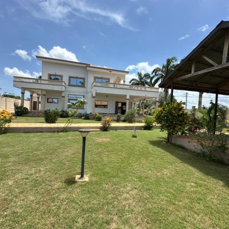 Villa luxueuse de 4 pièces avec titre foncier et grand espace extérieur