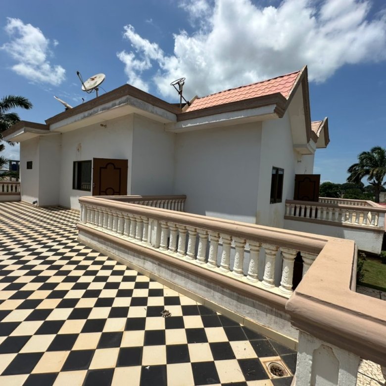Villa luxueuse de 4 pièces avec titre foncier et grand espace extérieur