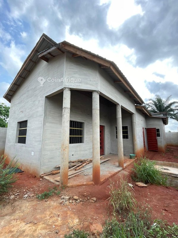 Villa luxueuse de 4 pièces avec cour spacieuse et environnement calme