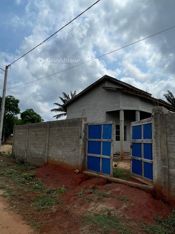 Villa luxueuse de 4 pièces avec cour spacieuse et environnement calme