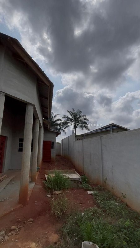 Villa luxueuse de 4 pièces avec cour spacieuse et environnement calme