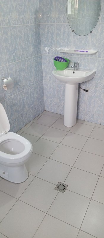 Appartement meublé d'une pièce avec salon spacieux et tout confort