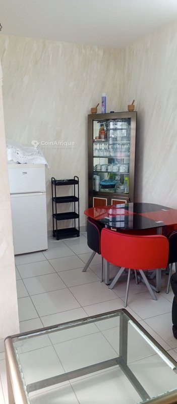 Appartement meublé d'une pièce avec salon spacieux et tout confort