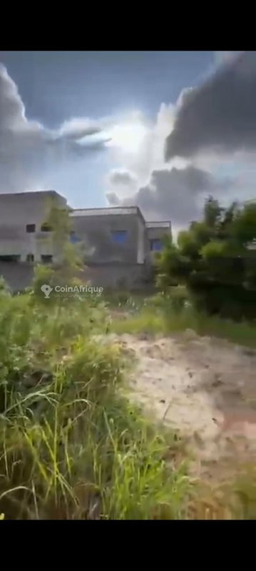 Terrain clôturé de 385 m² en position stratégique