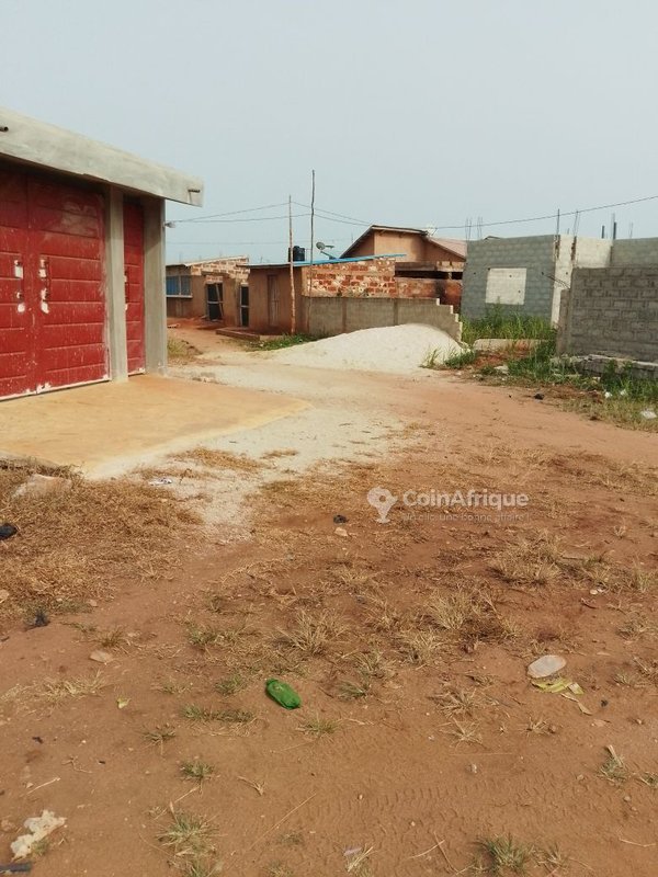 Villa spacieuse de 325 m² avec titre foncier et zone viabilisée