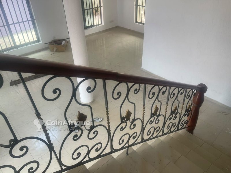 Villa duplex de 5 chambres avec jacuzzi et garage spacieux