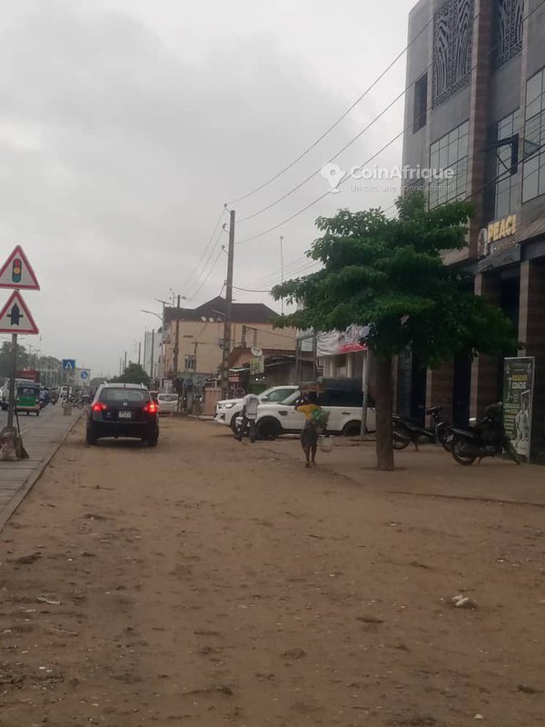 Terrain clôturé de 372 m² avec permis d'habiter et emplacement stratégique