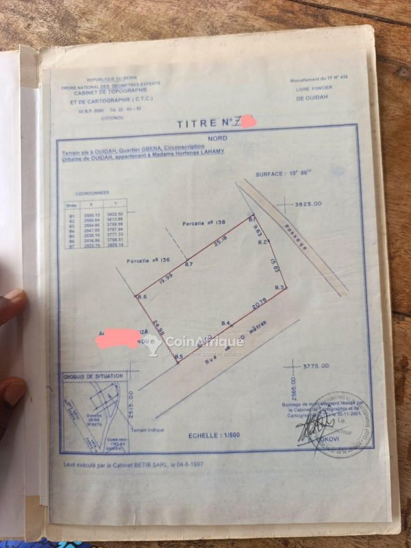 Terrain constructible de 1086 m² avec titre foncier personnel et construction partielle en angle de rue