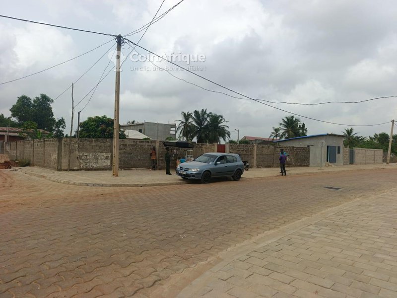 Terrain constructible de 1086 m² avec titre foncier personnel et construction partielle en angle de rue