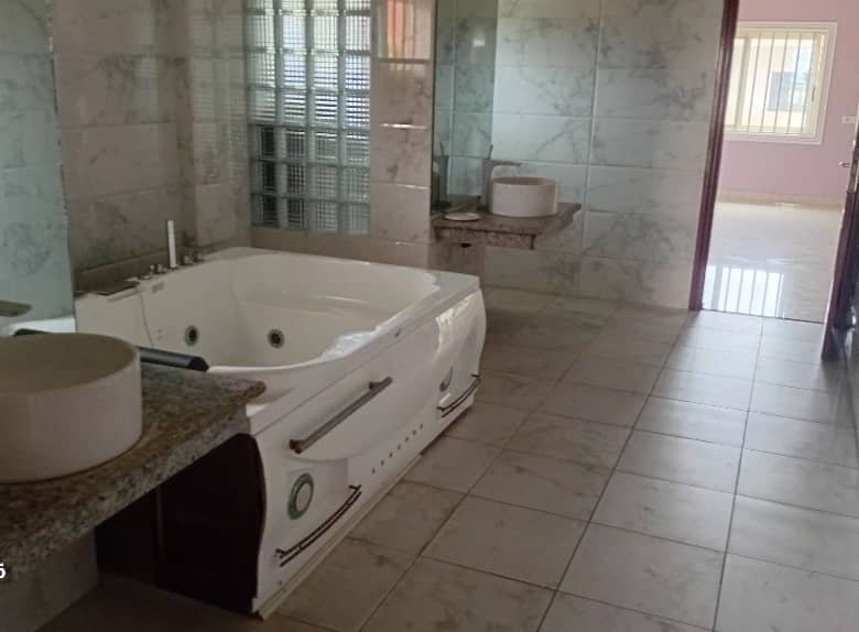 Immeuble R+1 de 10 pièces avec piscine et jardin climatisé