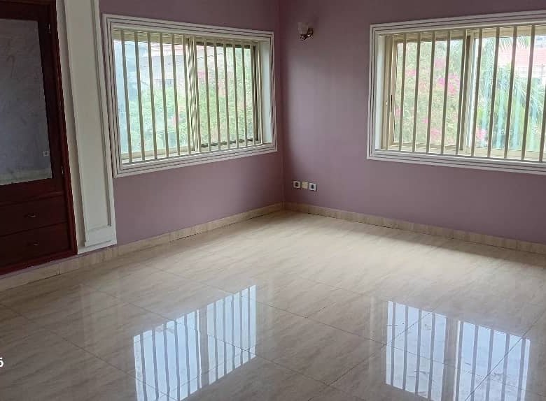 Immeuble R+1 de 10 pièces avec piscine et jardin climatisé