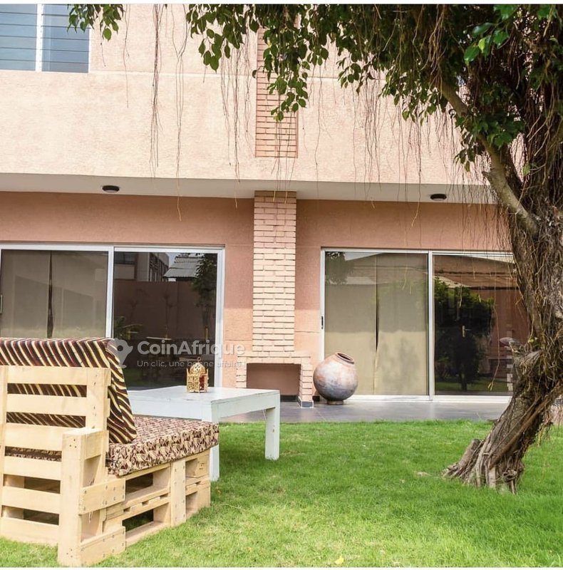 Villa spacieuse de 9 pièces meublée avec titre foncier personnel
