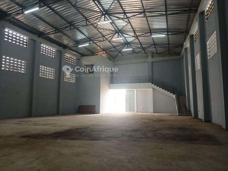Magasin spacieux de 3 pièces avec bureau et guérite en location