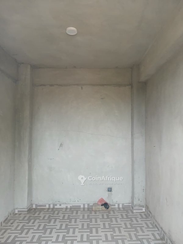 Magasin spacieux de 3 pièces avec bureau et guérite en location