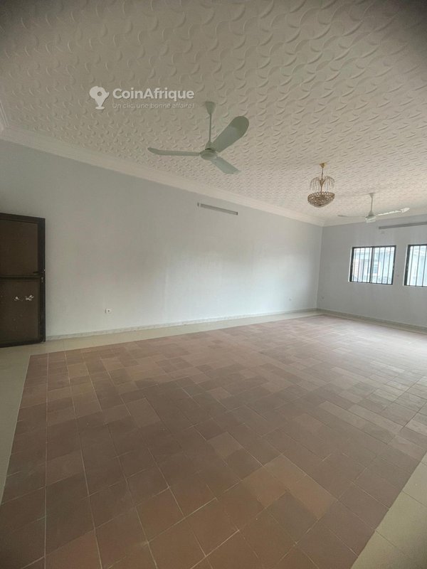 Villa luxueuse de 4 pièces avec terrasses multiples et garage spacieux