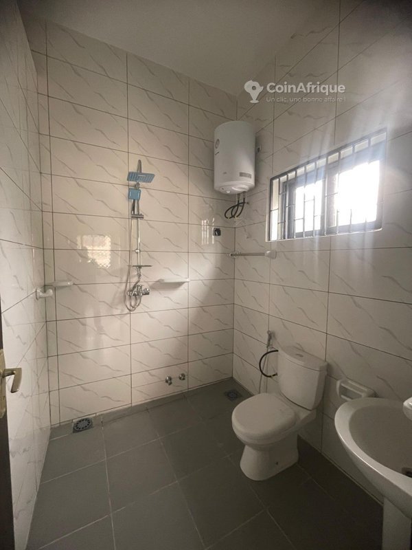 Villa luxueuse de 4 pièces avec terrasses multiples et garage spacieux