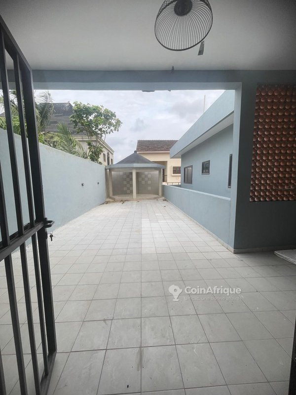 Villa luxueuse de 4 pièces avec terrasses multiples et garage spacieux
