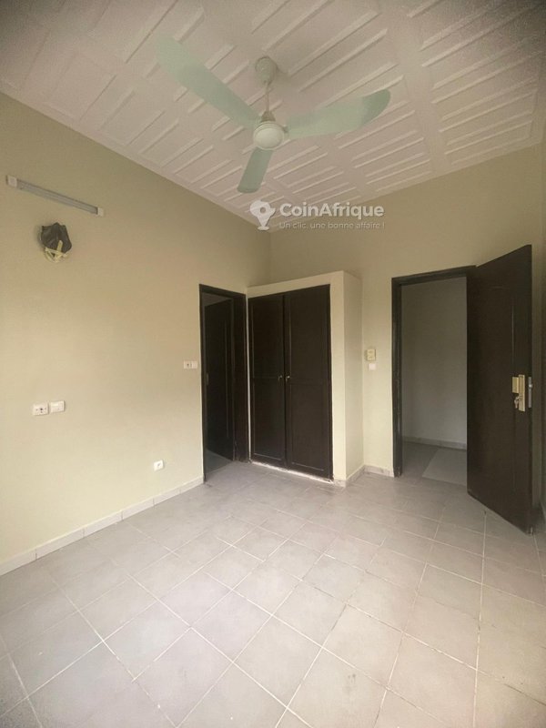 Villa luxueuse de 4 pièces avec terrasses multiples et garage spacieux