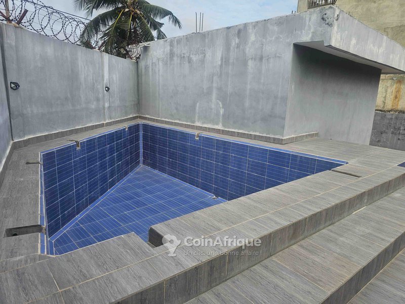Villa luxueuse de 3 pièces avec piscine privée et grande cour