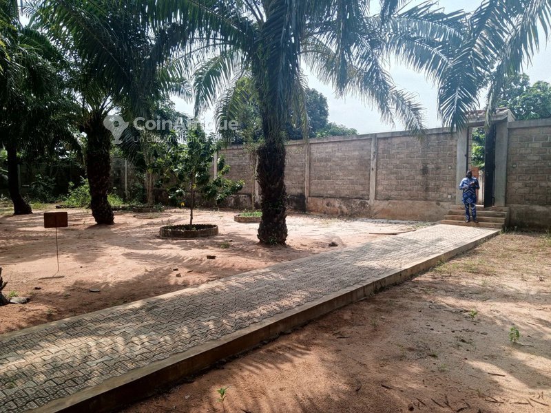 Terrain exceptionnel de 1003 m² avec titre foncier en position stratégique