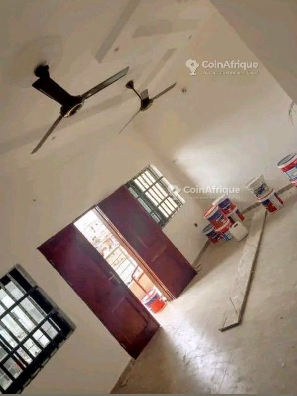 Bureau spacieux de 3 pièces avec climatisation réservée et accès véhicule