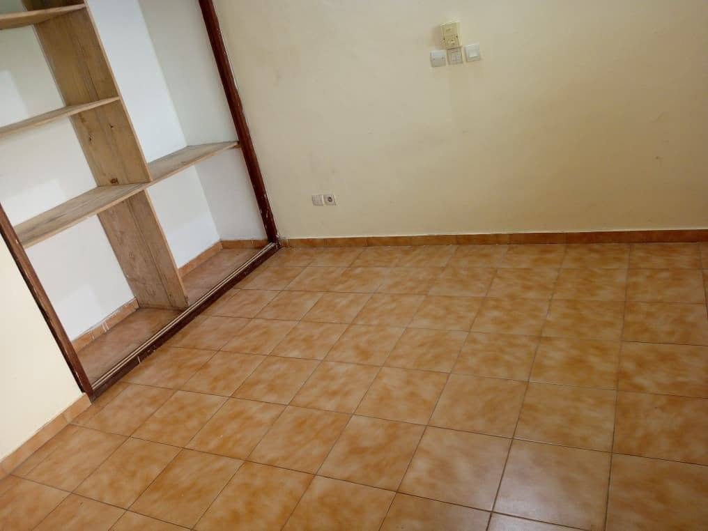 Appartement cosy de 2 pièces avec placards intégrés et sécurité privée