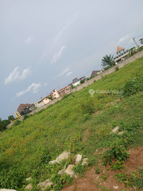Terrain viabilisé de 400 m² dans un domaine clôturé et stratégique