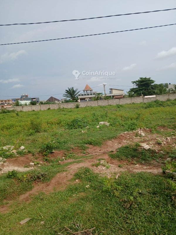 Terrain viabilisé de 400 m² dans un domaine clôturé et stratégique
