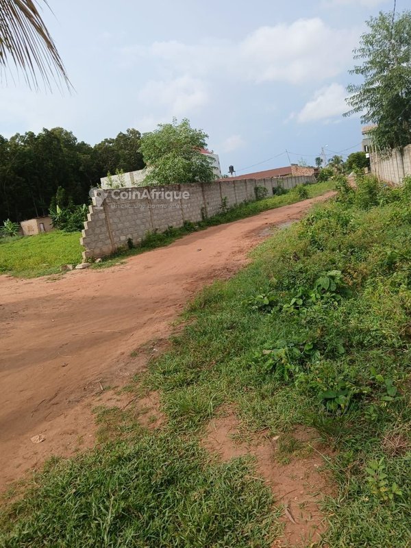 Terrain viabilisé de 400 m² dans un domaine clôturé et stratégique