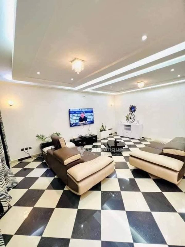 Villa luxueuse de 5 pièces avec piscine et jardin