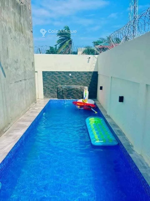 Villa luxueuse de 5 pièces avec piscine et jardin