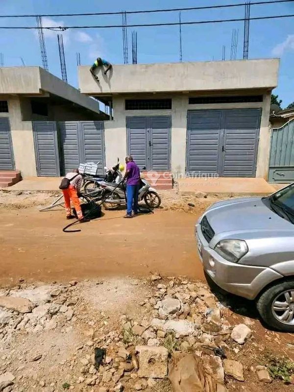 Immeuble locatif de 4 pièces avec boutiques en location et titre foncier personnel