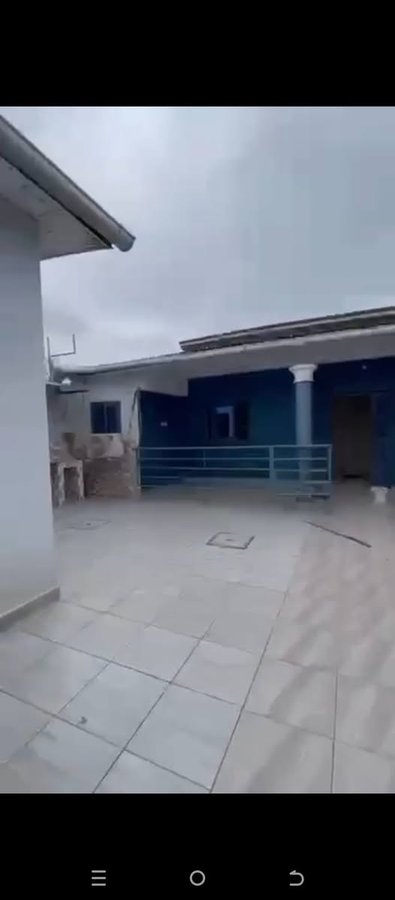 Villa luxueuse de 4 pièces avec garage moderne et espace vert