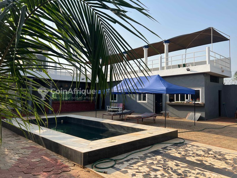 Villa luxueuse de 5 pièces avec piscine privée et lofts sous baie vitrée