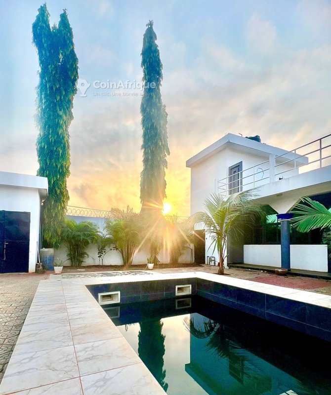 Villa luxueuse de 5 pièces avec piscine privée et lofts sous baie vitrée