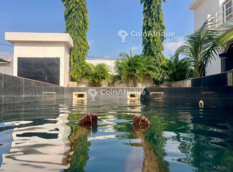 Villa luxueuse de 5 pièces avec piscine privée et lofts sous baie vitrée