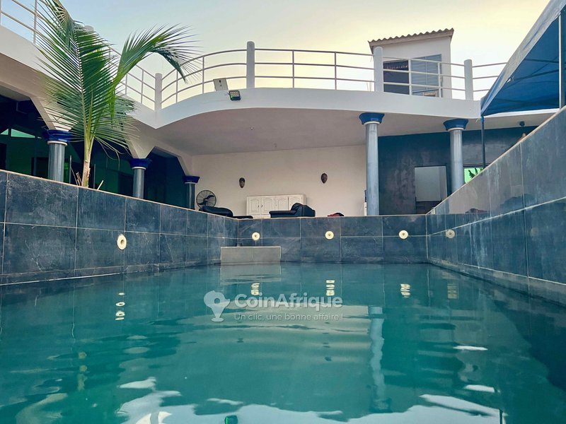 Villa luxueuse de 5 pièces avec piscine et espaces de réception haut de gamme