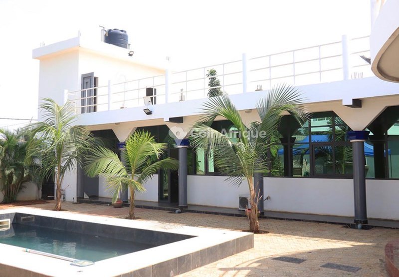 Villa luxueuse de 5 pièces avec piscine et espaces de réception haut de gamme