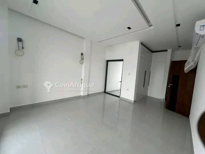 Appartement spacieux de 4 pièces avec sécurité renforcée et parking individuel