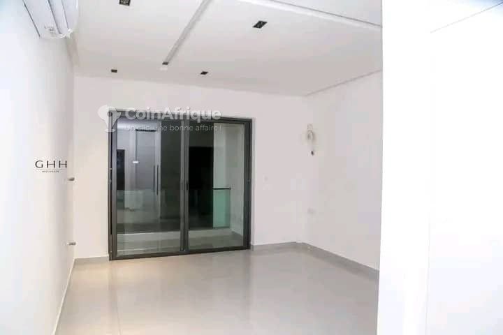 Appartement spacieux de 4 pièces avec sécurité renforcée et parking individuel